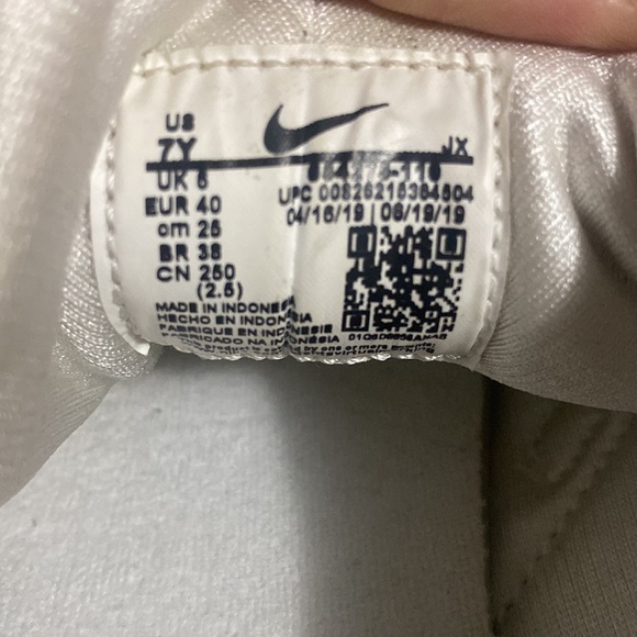 Nike Huarach - Red & White pairs - No Nike box. Only worn 1 time by my child. - Picture 12 of 15